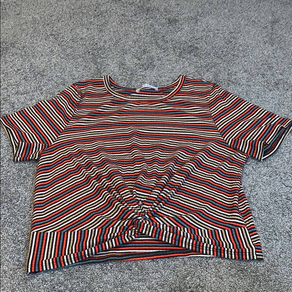 Ribbed color short sleeve crop top.
